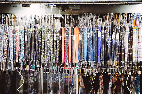 포토 JPG 주간 잡화 우산 한국 사람없음 야외 여러개 시장 남대문시장 전통시장 국내포토 자연요소 전통 아시아 다수 파일형식