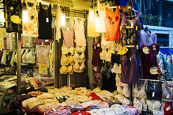 포토 JPG 주간 한국 사람없음 야외 여러개 시장 속옷 브래지어 옷가게 팬티 남대문시장 전통시장 국내포토 자연요소 전통 옷 아시아 다수 상점 파일형식