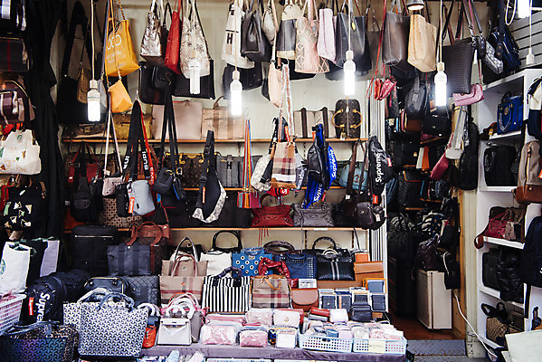 포토 JPG 주간 잡화 가방 한국 사람없음 야외 여러개 핸드백 시장 남대문시장 전통시장 국내포토 자연요소 전통 아시아 다수 파일형식