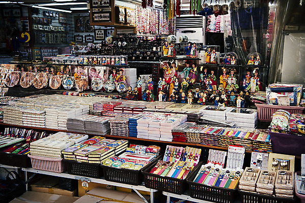 포토 JPG 주간 한국전통 인형 전통소품 사람없음 야외 여러개 시장 기념품 기념품가게 남대문시장 전통시장 국내포토 자연요소 전통 다수 한국 상점 오브젝트 파일형식