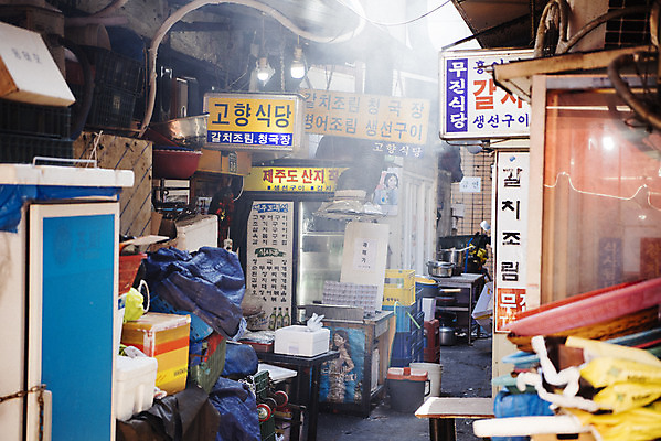 포토 JPG 주간 간판 한국 사람없음 야외 식당 시장 골목길 남대문시장 전통시장 국내포토 자연요소 전통 아시아 길 상점 파일형식