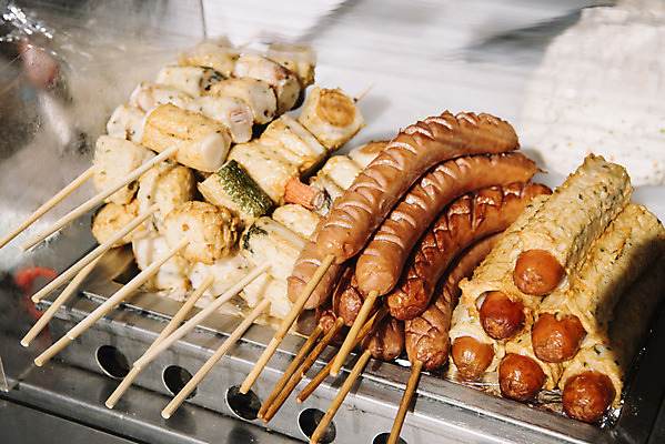 포토 JPG 주간 한국 사람없음 야외 소시지 꼬치 시장 어묵 분식 길거리음식 남대문시장 전통시장 핫바 국내포토 자연요소 전통 아시아 음식 디저트 가공식품 파일형식