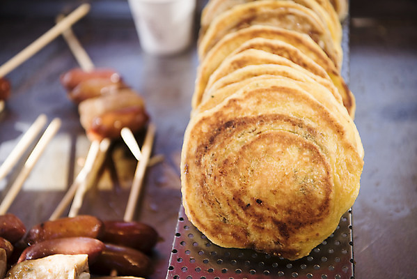 포토 JPG 주간 한국 사람없음 야외 아웃포커스 여러개 소시지 꼬치 시장 분식 겨울음식 겨울간식 길거리음식 남대문시장 전통시장 호떡 제철음식 국내포토 자연요소 전통 아시아 음식 다수 겨울 디저트 촬영기법 가공식품 제철 파일형식