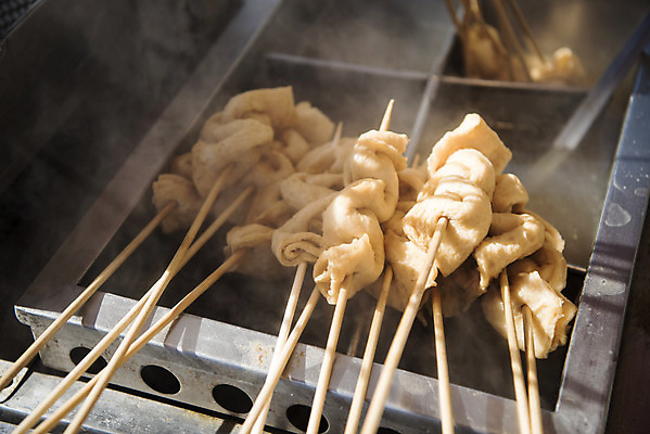 포토 JPG 주간 한국 사람없음 야외 시장 어묵 분식 어묵꼬치 길거리음식 남대문시장 어묵국물 전통시장 국내포토 자연요소 전통 아시아 음식 꼬치 국물 파일형식