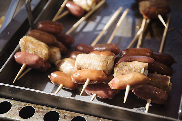 포토 JPG 주간 한국 사람없음 야외 소시지 꼬치 시장 어묵 분식 길거리음식 남대문시장 전통시장 국내포토 자연요소 전통 아시아 음식 가공식품 파일형식