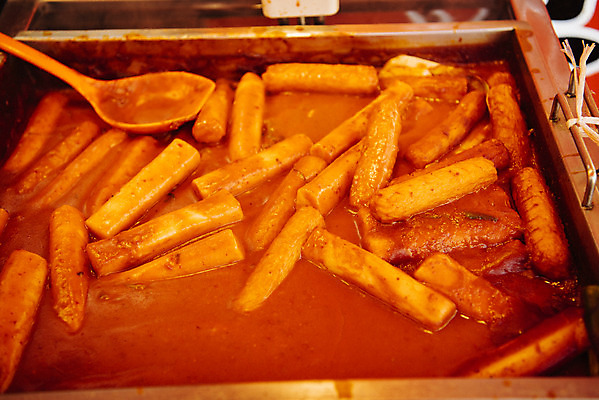 포토 JPG 주간 한국 사람없음 야외 소시지 시장 떡볶이 분식 국자 길거리음식 남대문시장 전통시장 국내포토 자연요소 전통 아시아 음식 주방용품 가공식품 파일형식