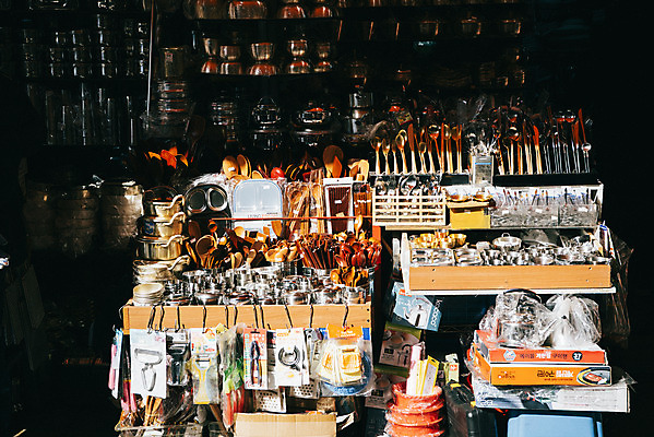 포토 JPG 주간 그릇 식기 잡화 젓가락 주방용품 한국 수저 사람없음 야외 시장 국자 남대문시장 전통시장 국내포토 자연요소 전통 아시아 생활용품 파일형식