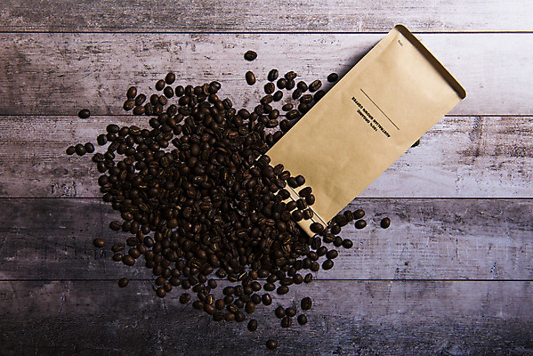 포토 JPG 스튜디오촬영 커피 실내 사람없음 하이앵글 종이봉투 카페 원두 오브젝트 쏟아짐 플랫레이 나무배경 국내포토 음료 뷰포인트 백그라운드 모션 봉투 내부 상점 플랫 파일형식