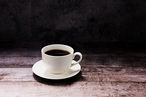 포토 JPG 스튜디오촬영 커피 검은배경 실내 사람없음 하이앵글 카페 커피잔 오브젝트 아메리카노 나무배경 국내포토 음료 뷰포인트 백그라운드 잔 내부 상점 검은색 파일형식