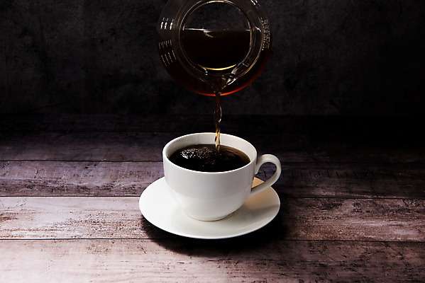 포토 JPG 스튜디오촬영 커피 검은배경 실내 사람없음 하이앵글 카페 붓기 커피잔 오브젝트 아메리카노 나무배경 국내포토 음료 뷰포인트 백그라운드 모션 잔 내부 상점 검은색 파일형식