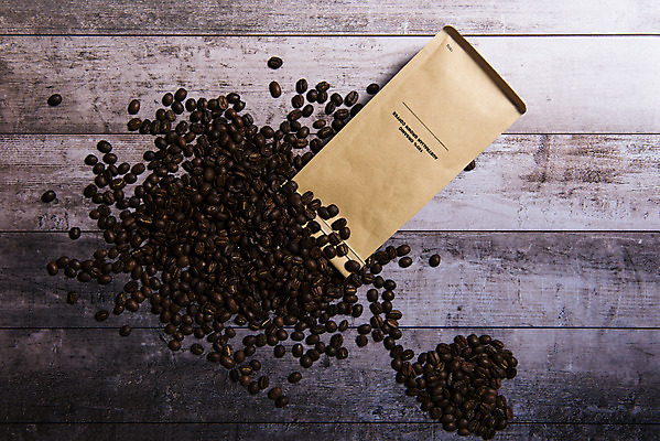 포토 JPG 스튜디오촬영 커피 실내 사람없음 하이앵글 종이봉투 카페 원두 하트 오브젝트 쏟아짐 플랫레이 나무배경 국내포토 모양 음료 뷰포인트 백그라운드 모션 봉투 내부 상점 플랫 파일형식