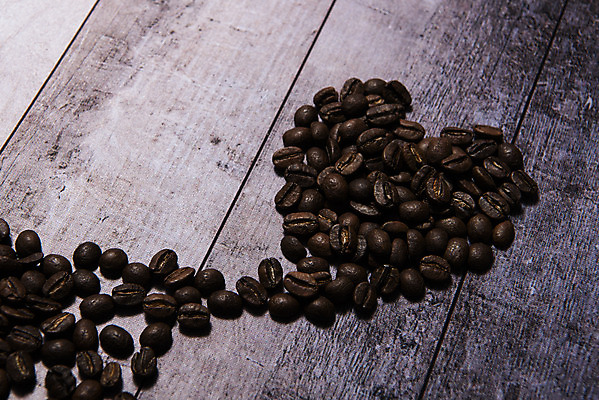 포토 JPG 스튜디오촬영 커피 실내 사랑 사람없음 하이앵글 카페 원두 하트 오브젝트 나무배경 국내포토 모양 감정 음료 뷰포인트 백그라운드 내부 상점 파일형식