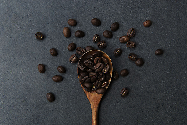 포토 JPG 스튜디오촬영 커피 회색배경 실내 사람없음 하이앵글 카페 원두 오브젝트 나무스푼 플랫레이 국내포토 음료 뷰포인트 백그라운드 내부 상점 회색 플랫 나무숟가락 파일형식