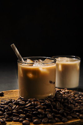 포토 JPG 스튜디오촬영 커피 검은배경 잔 실내 빨대 사람없음 하이앵글 카페 원두 오브젝트 아이스커피 카페라떼 국내포토 식기 음료 뷰포인트 백그라운드 내부 상점 검은색 라떼 파일형식