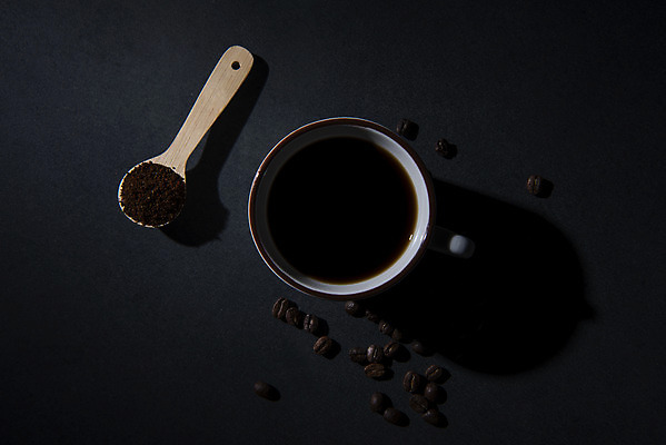 포토 JPG 스튜디오촬영 커피 검은배경 실내 사람없음 하이앵글 카페 원두 커피잔 오브젝트 아메리카노 나무스푼 플랫레이 국내포토 음료 뷰포인트 백그라운드 잔 내부 상점 검은색 플랫 나무숟가락 파일형식