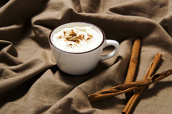 포토 JPG 스튜디오촬영 커피 실내 사람없음 하이앵글 카페 머그컵 오브젝트 시나몬 시나몬스틱 카페라떼 휘핑크림 국내포토 음료 뷰포인트 내부 컵 상점 크림 라떼 휘핑 파일형식