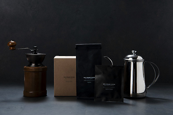 포토 JPG 스튜디오촬영 커피 검은배경 실내 사람없음 하이앵글 카페 찻주전자 오브젝트 그라인더 드립커피 커피용품 핸드드립 국내포토 음료 뷰포인트 백그라운드 주전자 내부 상점 검은색 파일형식