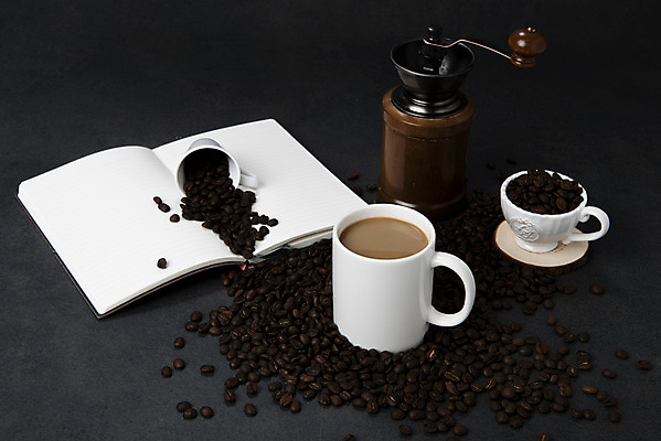 포토 JPG 스튜디오촬영 커피 검은배경 실내 사람없음 하이앵글 다이어리 카페 원두 커피잔 종이컵 오브젝트 그라인더 국내포토 음료 뷰포인트 백그라운드 잔 내부 컵 상점 사무용품 검은색 일회용 커피용품 파일형식