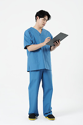 포토 JPG 스튜디오촬영 전신 직업 남자 실내 한명 서기 들기 누끼 20대 성인 앞모습 파란색 한국인 간호사 기록 흰배경 간호복 서류판 성인남자한명만 국내포토 1 뷰포인트 컬러 백그라운드 유니폼 모션 사람 동양인 청년 내부 사무용품 의료진 흰색 남자한명만 성인남자만 파일형식