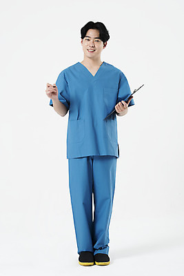 포토 JPG 스튜디오촬영 전신 직업 남자 실내 한명 서기 미소 들기 누끼 20대 성인 앞모습 파란색 볼펜 한국인 간호사 흰배경 간호복 서류판 성인남자한명만 국내포토 1 뷰포인트 컬러 백그라운드 유니폼 모션 표정 사람 동양인 청년 내부 펜 사무용품 의료진 흰색 남자한명만 성인남자만 파일형식