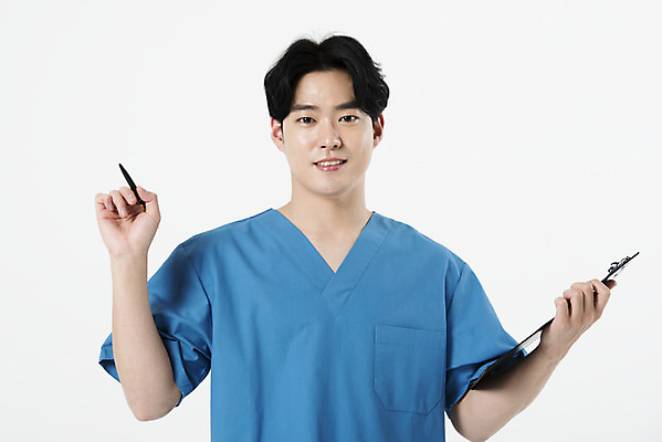 포토 JPG 스튜디오촬영 직업 남자 실내 한명 서기 미소 들기 누끼 상반신 20대 성인 앞모습 파란색 볼펜 한국인 간호사 흰배경 간호복 서류판 성인남자한명만 국내포토 1 뷰포인트 컬러 백그라운드 유니폼 모션 표정 사람 동양인 청년 내부 펜 사무용품 의료진 흰색 남자한명만 성인남자만 파일형식