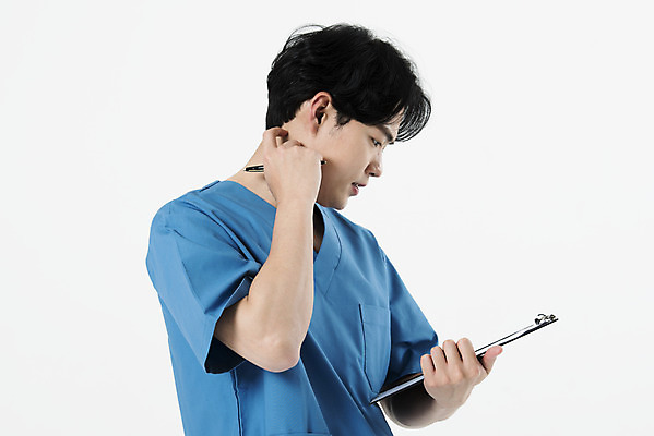 포토 JPG 스튜디오촬영 직업 응시 남자 실내 한명 서기 들기 누끼 상반신 20대 성인 옆모습 파란색 한국인 간호사 고민 흰배경 간호복 서류판 성인남자한명만 국내포토 1 시선 감정 뷰포인트 컬러 백그라운드 유니폼 모션 사람 동양인 청년 내부 사무용품 의료진 흰색 남자한명만 성인남자만 파일형식