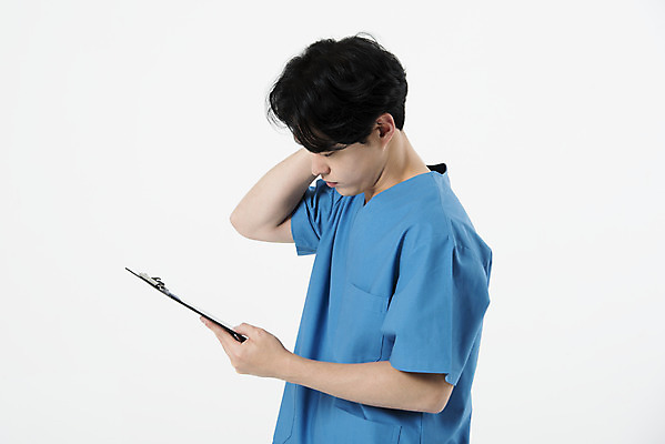 포토 JPG 스튜디오촬영 직업 응시 남자 실내 한명 서기 들기 누끼 상반신 20대 성인 옆모습 파란색 한국인 간호사 고민 흰배경 간호복 서류판 성인남자한명만 국내포토 1 시선 감정 뷰포인트 컬러 백그라운드 유니폼 모션 사람 동양인 청년 내부 사무용품 의료진 흰색 남자한명만 성인남자만 파일형식