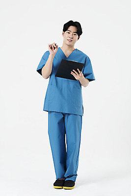 포토 JPG 스튜디오촬영 전신 직업 남자 실내 한명 서기 미소 들기 누끼 20대 성인 앞모습 파란색 볼펜 한국인 간호사 흰배경 간호복 서류판 성인남자한명만 국내포토 1 뷰포인트 컬러 백그라운드 유니폼 모션 표정 사람 동양인 청년 내부 펜 사무용품 의료진 흰색 남자한명만 성인남자만 파일형식