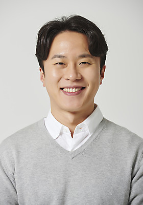 포토 JPG 스튜디오촬영 남자 행복 감정 회색배경 실내 표정 한명 미소 앉기 근접촬영 상반신 성인 앞모습 30대 한국인 표현 즐거움 성인남자한명만 국내포토 1 뷰포인트 백그라운드 모션 사람 동양인 내부 장년 회색 남자한명만 성인남자만 파일형식