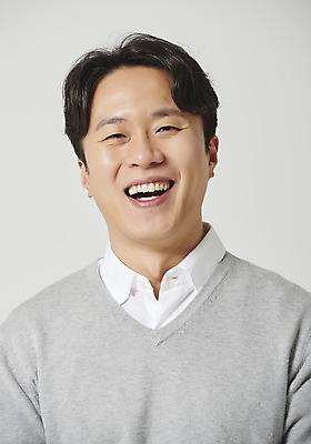 포토 JPG 스튜디오촬영 남자 행복 감정 회색배경 실내 표정 한명 미소 앉기 근접촬영 상반신 성인 앞모습 30대 한국인 표현 즐거움 성인남자한명만 국내포토 1 뷰포인트 백그라운드 모션 사람 동양인 내부 장년 회색 남자한명만 성인남자만 파일형식