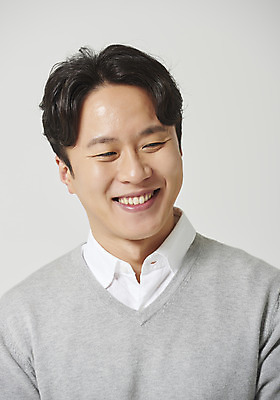 포토 JPG 스튜디오촬영 남자 행복 감정 회색배경 실내 표정 한명 미소 앉기 근접촬영 상반신 성인 앞모습 30대 한국인 표현 즐거움 성인남자한명만 국내포토 1 뷰포인트 백그라운드 모션 사람 동양인 내부 장년 회색 남자한명만 성인남자만 파일형식