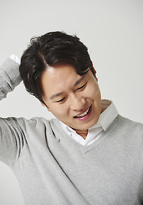 포토 JPG 스튜디오촬영 응시 남자 감정 회색배경 실내 표정 한명 앉기 근접촬영 상반신 성인 앞모습 30대 한국인 표현 성인남자한명만 머쓱 국내포토 1 시선 뷰포인트 백그라운드 모션 사람 동양인 내부 장년 회색 남자한명만 성인남자만 파일형식