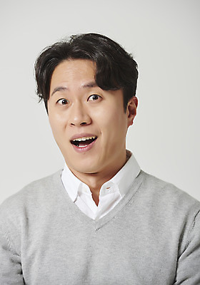 포토 JPG 스튜디오촬영 남자 감정 회색배경 실내 표정 한명 앉기 근접촬영 상반신 성인 앞모습 30대 놀람 한국인 표현 당황 성인남자한명만 국내포토 1 뷰포인트 백그라운드 모션 사람 동양인 내부 장년 회색 남자한명만 성인남자만 파일형식