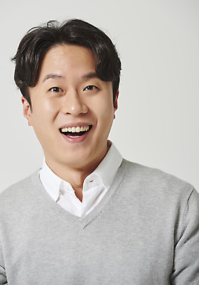 포토 JPG 스튜디오촬영 남자 감정 회색배경 실내 표정 한명 웃음 앉기 근접촬영 상반신 성인 앞모습 30대 한국인 표현 당황 성인남자한명만 국내포토 1 뷰포인트 백그라운드 모션 사람 동양인 내부 장년 회색 남자한명만 성인남자만 파일형식