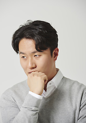 포토 JPG 스튜디오촬영 응시 남자 감정 회색배경 실내 표정 한명 앉기 근접촬영 상반신 성인 앞모습 30대 턱괴기 한국인 표현 고민 의문 성인남자한명만 국내포토 1 시선 뷰포인트 백그라운드 컨셉 모션 사람 동양인 내부 장년 회색 남자한명만 성인남자만 파일형식