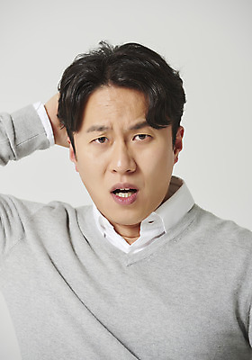 포토 JPG 스튜디오촬영 남자 감정 회색배경 실내 표정 한명 앉기 손짓 근접촬영 상반신 성인 앞모습 30대 놀람 한국인 표현 당황 의문 성인남자한명만 국내포토 1 뷰포인트 백그라운드 컨셉 모션 사람 동양인 내부 장년 회색 남자한명만 성인남자만 파일형식