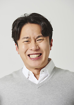 포토 JPG 스튜디오촬영 남자 감정 회색배경 실내 표정 한명 앉기 근접촬영 상반신 성인 앞모습 30대 한국인 분노 짜증 표현 찡그림 성인남자한명만 국내포토 1 뷰포인트 백그라운드 모션 사람 동양인 내부 장년 회색 남자한명만 성인남자만 파일형식