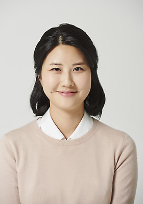 포토 JPG 스튜디오촬영 여자 행복 감정 회색배경 실내 표정 한명 미소 앉기 근접촬영 상반신 성인 앞모습 30대 한국인 표현 즐거움 성인여자한명만 국내포토 1 뷰포인트 백그라운드 모션 사람 동양인 내부 장년 회색 여자한명만 성인여자만 파일형식