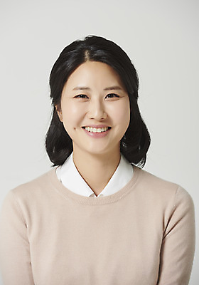 포토 JPG 스튜디오촬영 여자 행복 감정 회색배경 실내 표정 한명 미소 앉기 근접촬영 상반신 성인 앞모습 30대 한국인 표현 즐거움 성인여자한명만 국내포토 1 뷰포인트 백그라운드 모션 사람 동양인 내부 장년 회색 여자한명만 성인여자만 파일형식