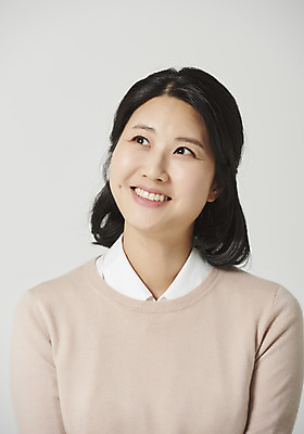 포토 JPG 스튜디오촬영 응시 여자 행복 감정 회색배경 실내 표정 한명 미소 앉기 근접촬영 상반신 성인 앞모습 30대 한국인 표현 성인여자한명만 국내포토 1 시선 뷰포인트 백그라운드 모션 사람 동양인 내부 장년 회색 여자한명만 성인여자만 파일형식
