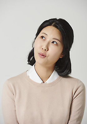 포토 JPG 스튜디오촬영 응시 여자 감정 회색배경 실내 표정 한명 앉기 근접촬영 상반신 성인 앞모습 30대 놀람 한국인 표현 성인여자한명만 국내포토 1 시선 뷰포인트 백그라운드 모션 사람 동양인 내부 장년 회색 여자한명만 성인여자만 파일형식