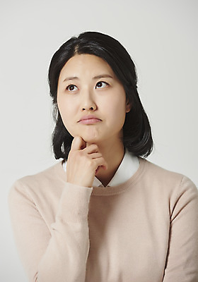 포토 JPG 스튜디오촬영 응시 여자 감정 회색배경 실내 표정 한명 앉기 근접촬영 상반신 성인 앞모습 30대 턱괴기 한국인 표현 고민 호기심 성인여자한명만 국내포토 1 시선 뷰포인트 백그라운드 컨셉 모션 사람 동양인 내부 장년 회색 여자한명만 성인여자만 파일형식