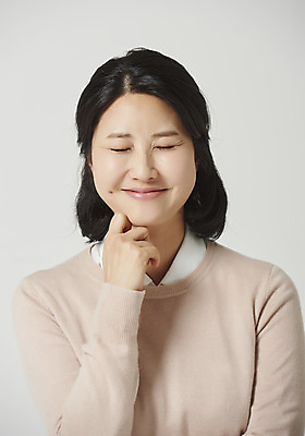 포토 JPG 스튜디오촬영 여자 행복 감정 회색배경 실내 표정 한명 미소 앉기 근접촬영 상반신 성인 앞모습 30대 눈감음 턱괴기 한국인 표현 즐거움 성인여자한명만 국내포토 1 뷰포인트 백그라운드 모션 사람 동양인 내부 장년 회색 여자한명만 성인여자만 파일형식