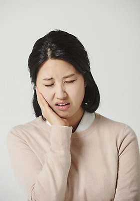 포토 JPG 스튜디오촬영 여자 감정 회색배경 실내 표정 한명 앉기 근접촬영 상반신 성인 앞모습 30대 고통 한국인 표현 찡그림 치통 성인여자한명만 국내포토 1 뷰포인트 백그라운드 모션 사람 동양인 내부 장년 회색 질병 여자한명만 성인여자만 파일형식