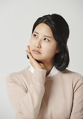 포토 JPG 스튜디오촬영 응시 여자 감정 생각 회색배경 실내 표정 한명 앉기 근접촬영 상반신 성인 앞모습 30대 턱괴기 한국인 표현 고민 성인여자한명만 국내포토 1 시선 뷰포인트 백그라운드 모션 사람 동양인 내부 장년 회색 여자한명만 성인여자만 파일형식