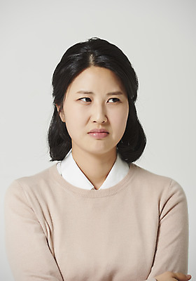 포토 JPG 스튜디오촬영 응시 여자 감정 회색배경 실내 표정 한명 앉기 근접촬영 상반신 성인 앞모습 30대 한국인 짜증 표현 찡그림 불만 성인여자한명만 국내포토 1 시선 뷰포인트 백그라운드 모션 사람 동양인 내부 장년 회색 여자한명만 성인여자만 파일형식