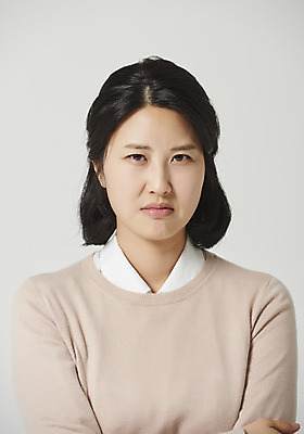 포토 JPG 스튜디오촬영 응시 여자 감정 회색배경 실내 표정 한명 앉기 근접촬영 상반신 성인 앞모습 30대 한국인 짜증 표현 찡그림 불만 성인여자한명만 국내포토 1 시선 뷰포인트 백그라운드 모션 사람 동양인 내부 장년 회색 여자한명만 성인여자만 파일형식