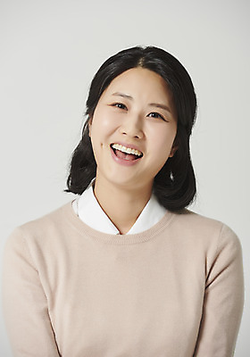 포토 JPG 스튜디오촬영 여자 행복 감정 회색배경 실내 표정 한명 미소 앉기 근접촬영 상반신 성인 앞모습 30대 한국인 표현 즐거움 성인여자한명만 국내포토 1 뷰포인트 백그라운드 모션 사람 동양인 내부 장년 회색 여자한명만 성인여자만 파일형식