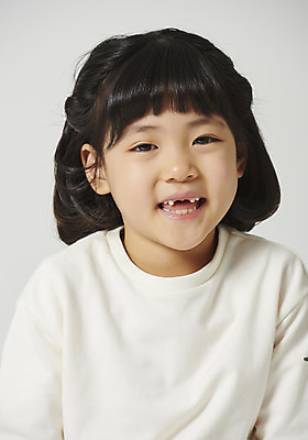 포토 JPG 스튜디오촬영 여자 행복 감정 어린이 회색배경 실내 표정 한명 미소 웃음 앉기 소녀 근접촬영 상반신 앞모습 표현 즐거움 소녀한명만 국내포토 1 뷰포인트 백그라운드 모션 사람 내부 회색 여자한명만 소녀만 파일형식