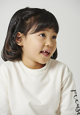 포토 JPG 스튜디오촬영 응시 여자 감정 어린이 회색배경 실내 표정 한명 미소 앉기 소녀 근접촬영 상반신 앞모습 표현 즐거움 소녀한명만 국내포토 1 시선 뷰포인트 백그라운드 모션 사람 내부 회색 여자한명만 소녀만 파일형식